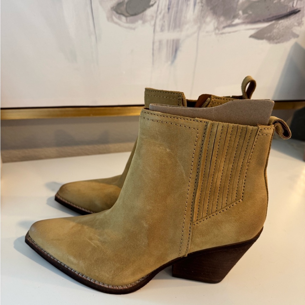 Zodiac Boots Size 9.5 Brand New in Original Box